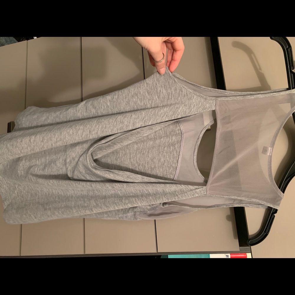Workout top - Picture 2 of 3